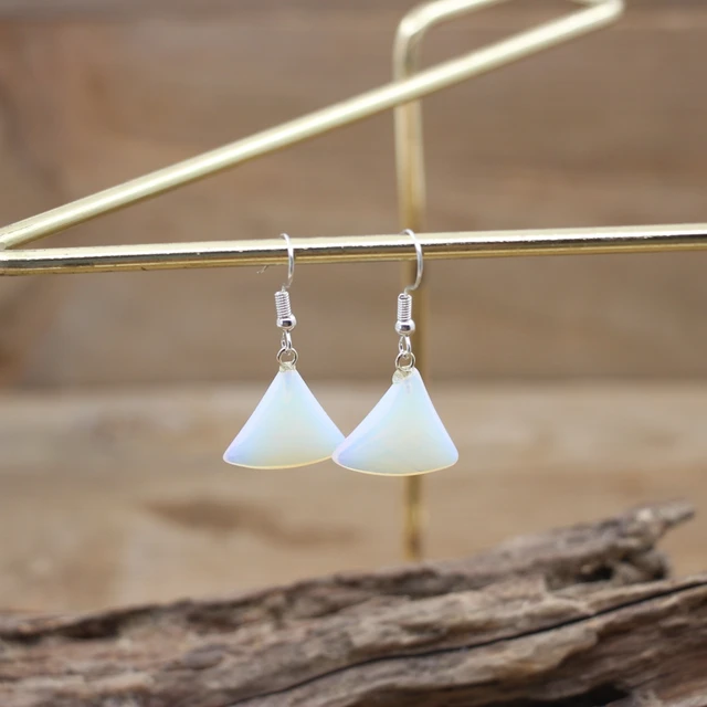 천연석의 빛나는 아름다움으로 귀를 장식하는 청금석 드롭 귀걸이