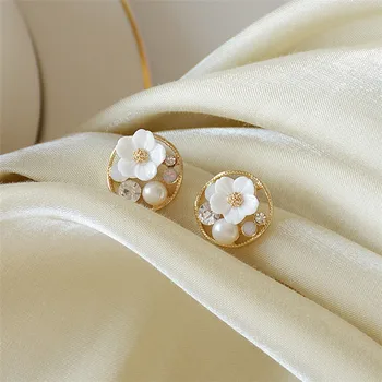 

Cute Romantic Crystal shell Delicate flower sweet pearl conch earrings contracted temperament cherry stud earrings women Jewelry