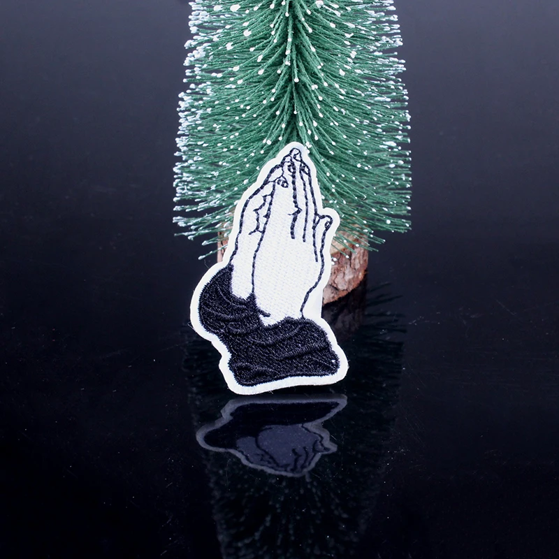 

Pulaqi Praying Hands Patch Applause Iron on Embroidery patches For Clothing Rock Stripe Badge decorative shoes hats Applique F