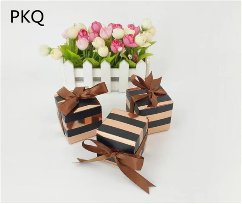 

5pcs 5.5*5.5*5.5cm Small Golden Stripe Wedding Packaging Box European Simple Square Candy Box Craft Paper Gift Box with Ribbon