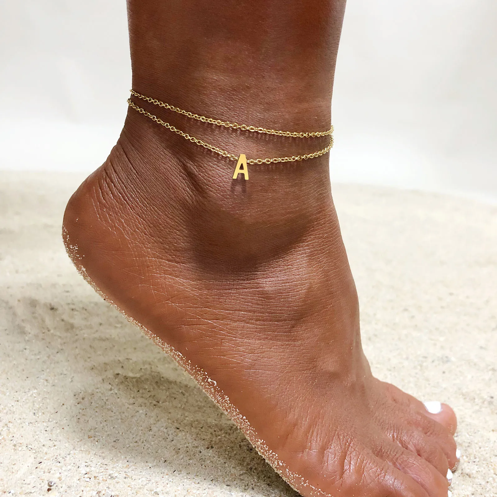 Cavigliera in oro con ciondolo a forma di lettera iniziale con