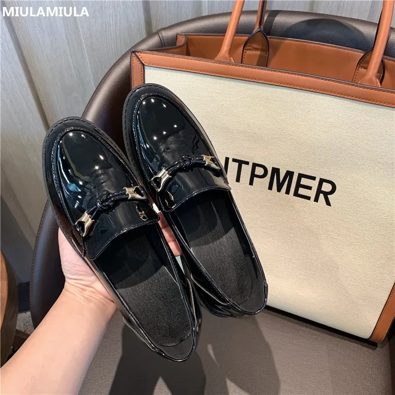 

MIULAMIULA Brand Designer 2020 Spring New Luxury Metal Chain Decoration Black Leather Flats Shoes Comfort Slip On Loafers Casual
