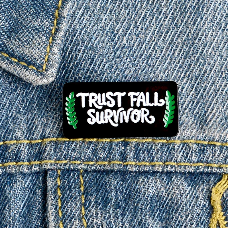 Значки с героями мультфильмов буквы TRUST FALL SURVIVOR броши для женщин креативная