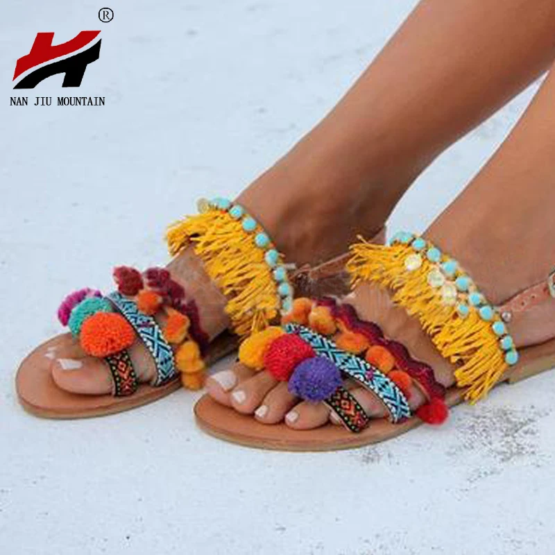 NAN JIU/ г. Летние сандалии в этническом стиле женские сандалии на плоской подошве шарики для волос с бахромой женские туфли с металлическим украшением в римском стиле