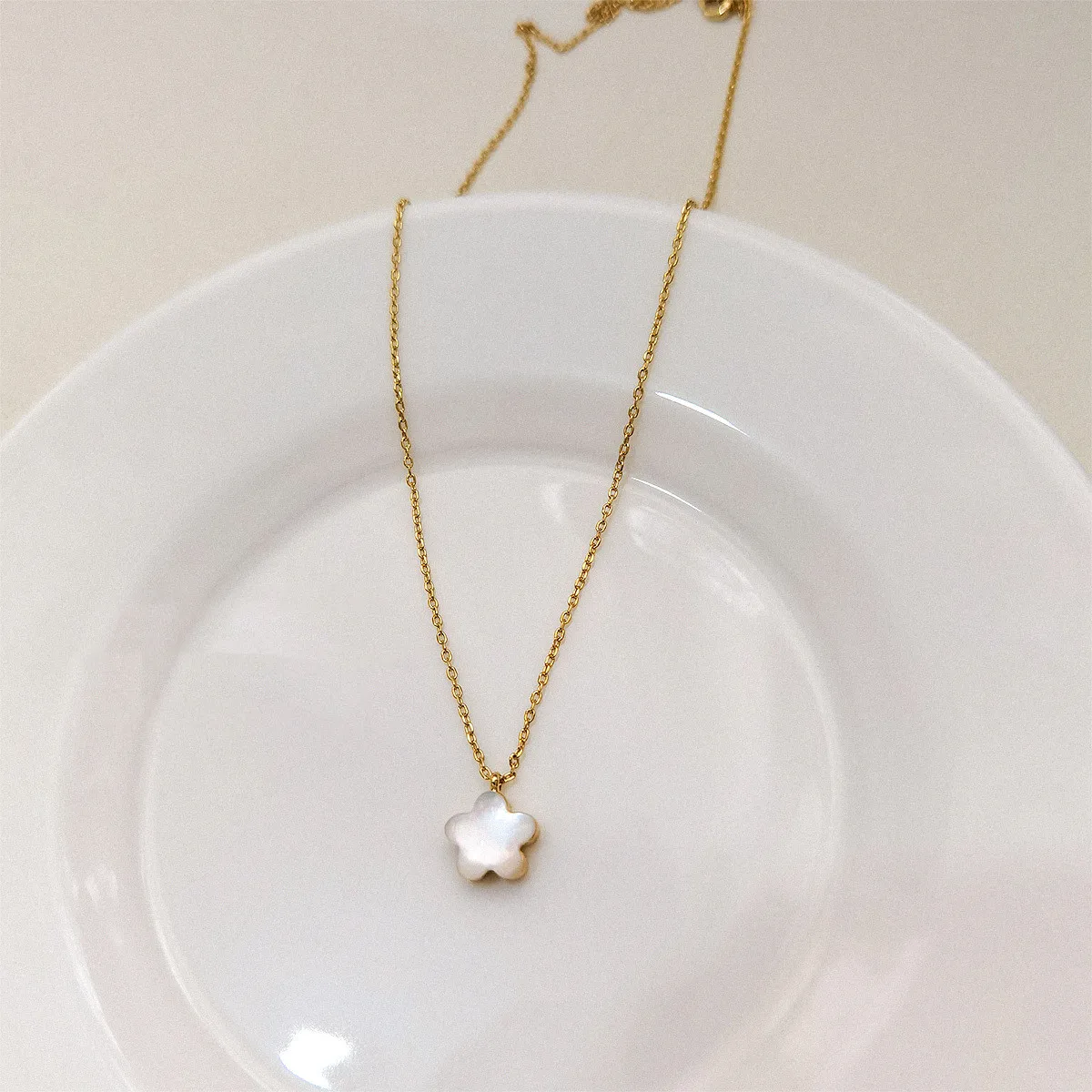 

Natural Fresh Water Shell Flowers Choker Necklace W/14K Gold Real Brass Chain for Women Lady Party Wedding Jewellery 2021 Gift