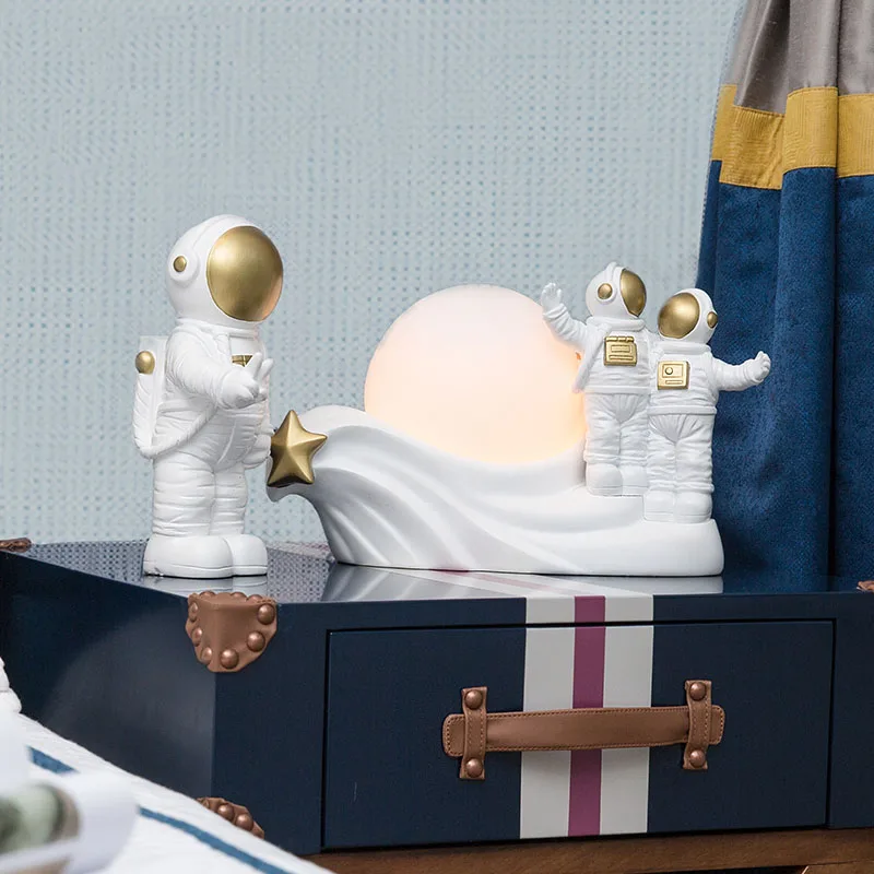 

Resin E14 Table Lamp Two Embracing Astronaut Statues Table Lamp For Bedside Bedroom Living Room Home Decoration Accessories