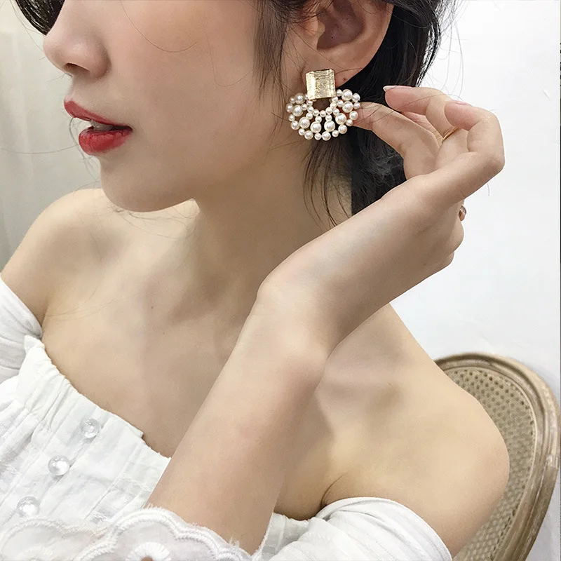 

In 2019, the latest design fan-shaped pearl earrings are generous and simple temperament.