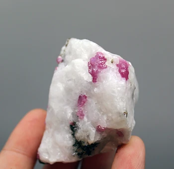 

139g natural Vietnam ruby rough mineral specimen stones and crystals healing crystals quartz gemstones free shipping Free box