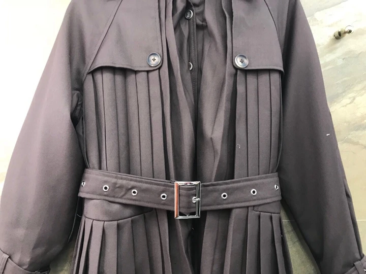 early In autumn of, the new woman's Lapel tie, necklace, buckle, waist pleated windbreaker jacket 1001