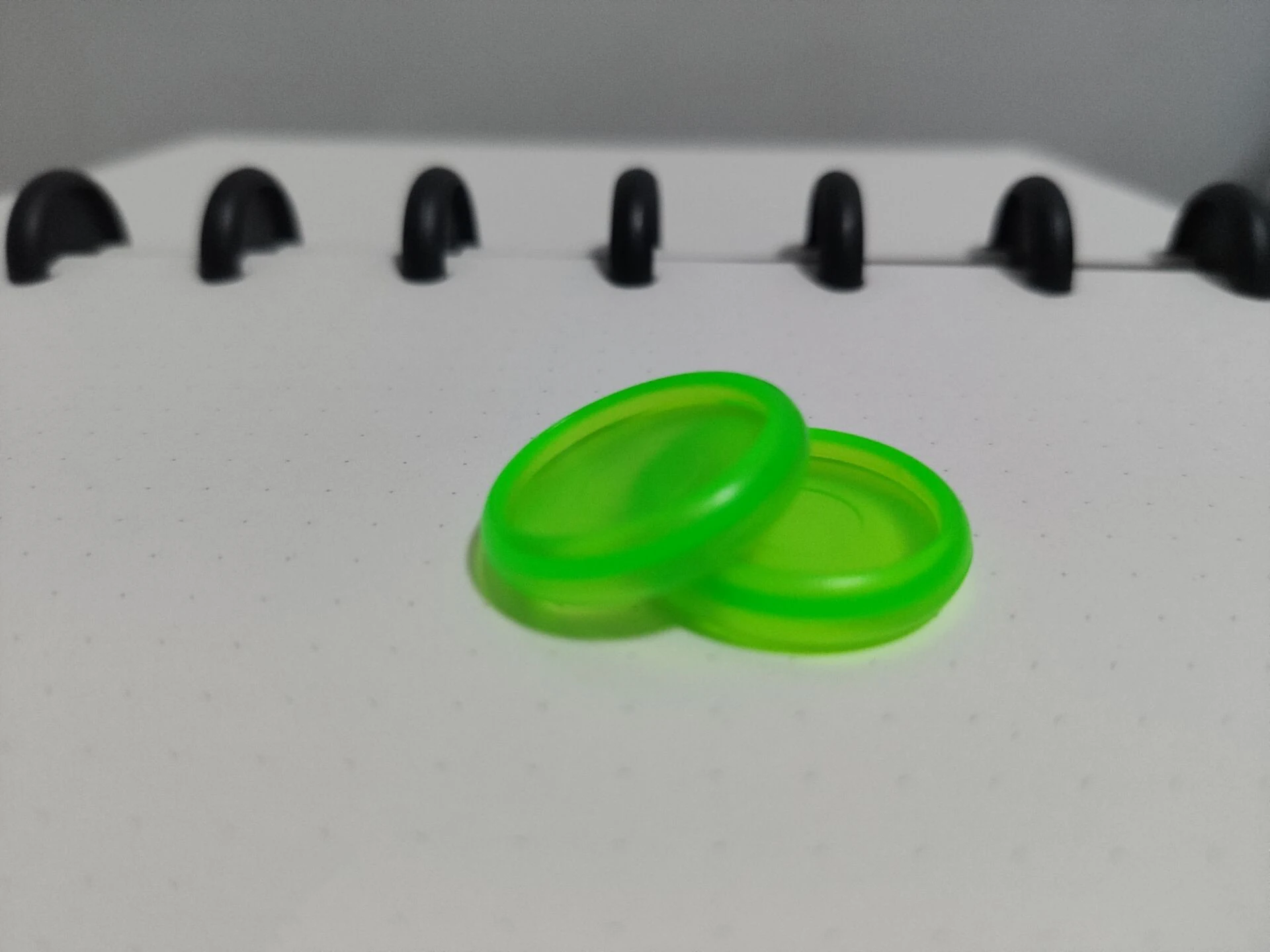 green 24mm 18/24/28 мм Цветной гриб отверстие диск дуги лампы в форме свечи узор диск-переплета Office с отрывными листами зажимное кольцо блокнот связующего диски пряжки - Цвет: green 24mm