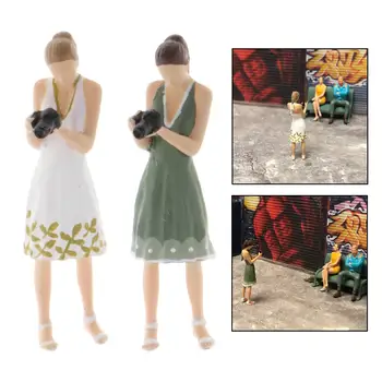 

1/64 Scale City Model Figures Diorama Woman Model Photograph Scenario Model For Children Toy Group