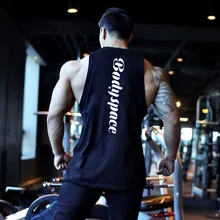 Повседневный жилет для фитнеса без рукавов из чистого хлопка свободное сидение в европейском и американском стиле с вырезом лодочкой спортивный жилет мужской Весенний стиль