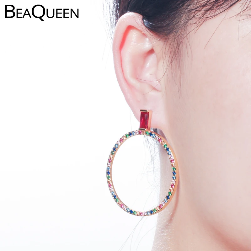 Большие круглые серьги гвоздики BeaQueen с радужным разноцветным кубическим