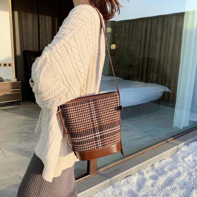 

Retro Big Bag Women's 2019 Autumn And Winter New Style Fashion Plaid Large Capacity Bucket Bag Simple Glorious Shoulder Bag
