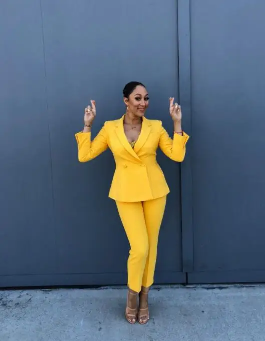 Traje amarillo online mujer