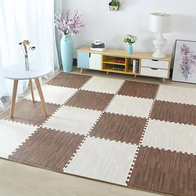 Baby kruipen op hardhouten vloer