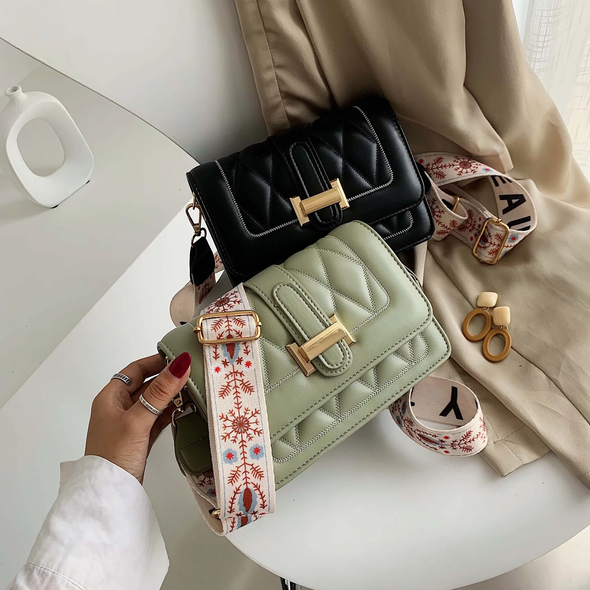 

bags for women 2019The new autumn collection is stylish and simple, with a wide diamond strap and cross-body bag