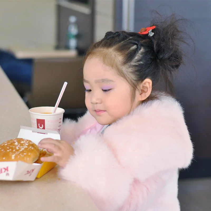 الشتاء الاطفال فو الفراء معطف الفتيات مقنعين الدافئة ملابس خارجية الأطفال سنوسويت أنيقة المراهقين الفتيات الفراء الملابس سميكة الدافئة TZ655