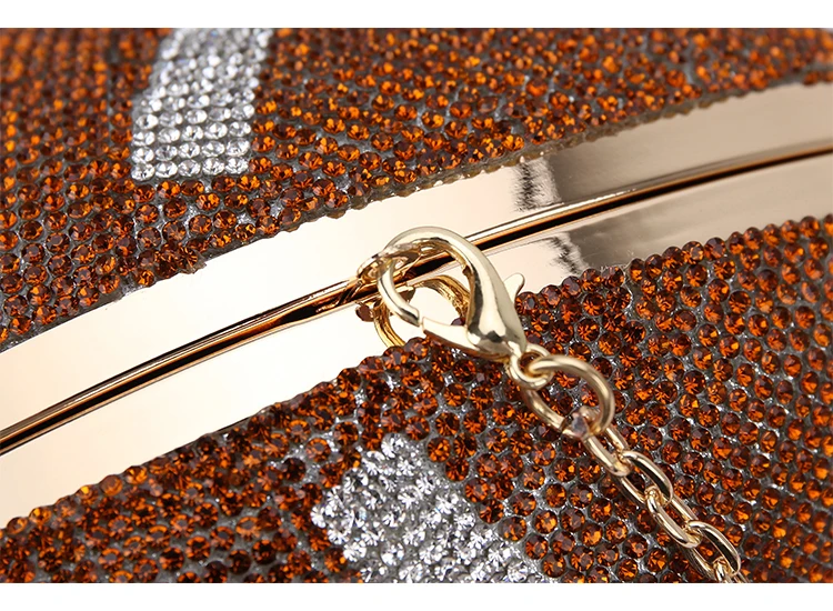 Luxy Moon Brown Einzigartige Rugby-Clutch mit Pailletten und Kettenschloss – Detailansicht