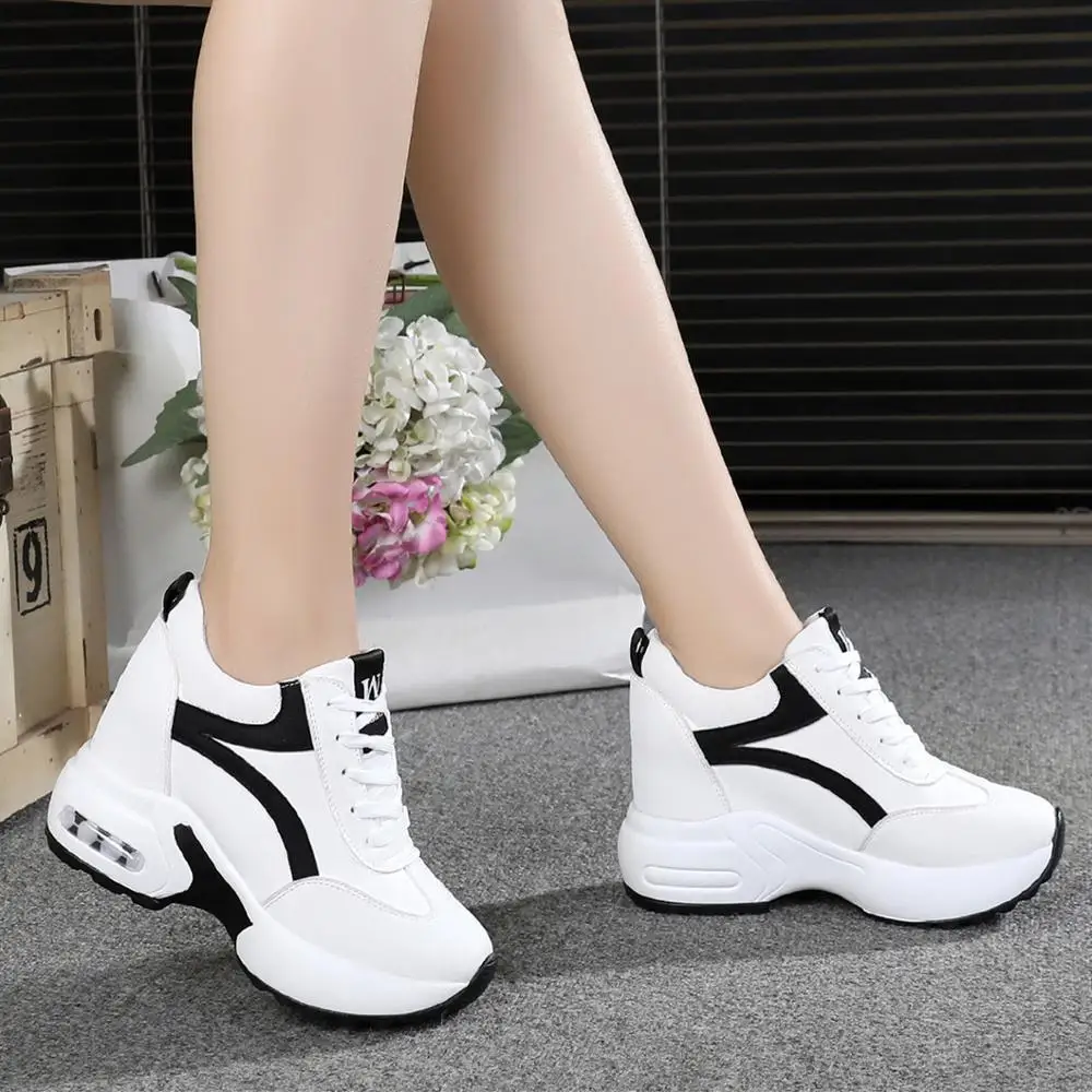 Attractive Women Sport Shoes