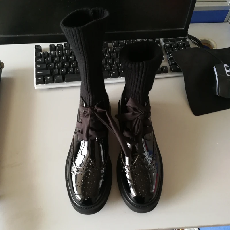 SIMLOVEYO/Новинка года; дизайнерские ботинки до середины икры с перфорацией; вязаные носки; красивые черные кожаные туфли на плоской подошве с квадратным каблуком и бантом