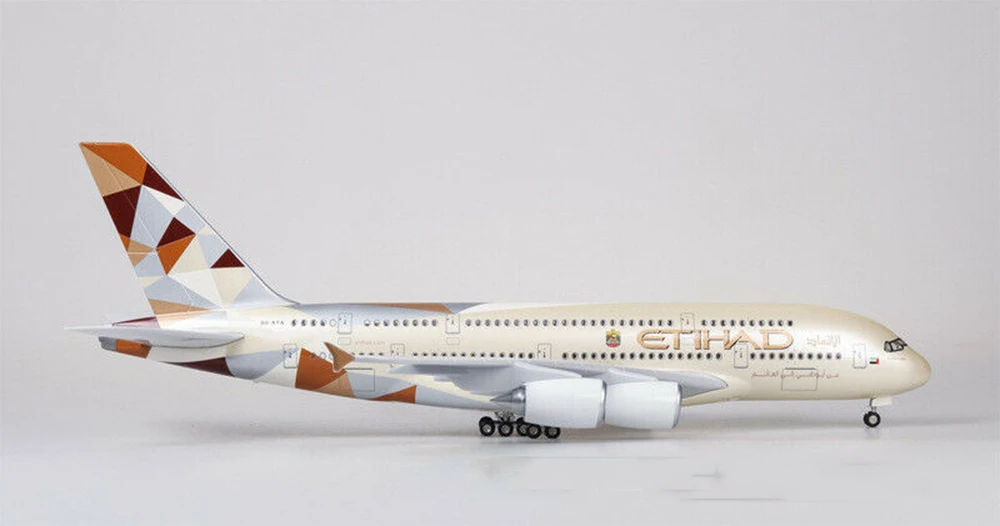 Детские игрушки 1/130 Etihad модель самолета A380 с светодиодный светильник Смола самолет 43 см модель самолета