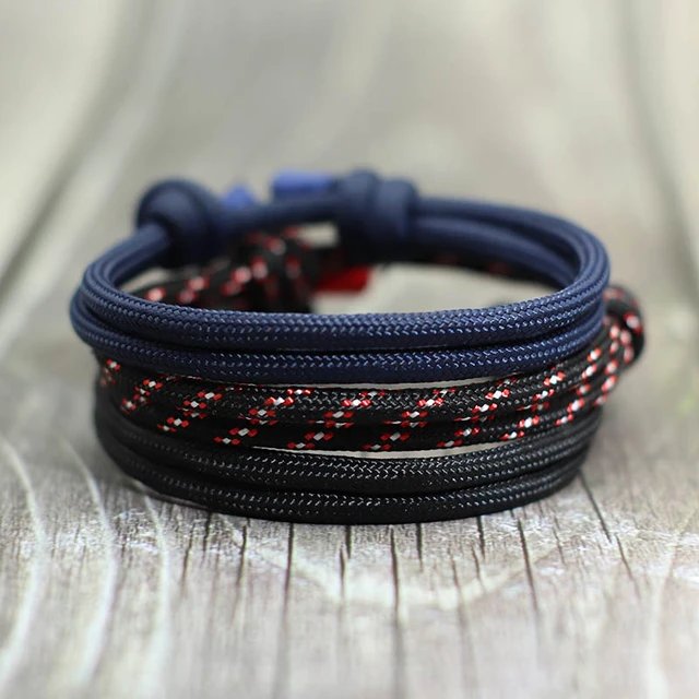 Paracord bracelet, carabiner clasp. In red and black colors. Handmade.  Unisex.