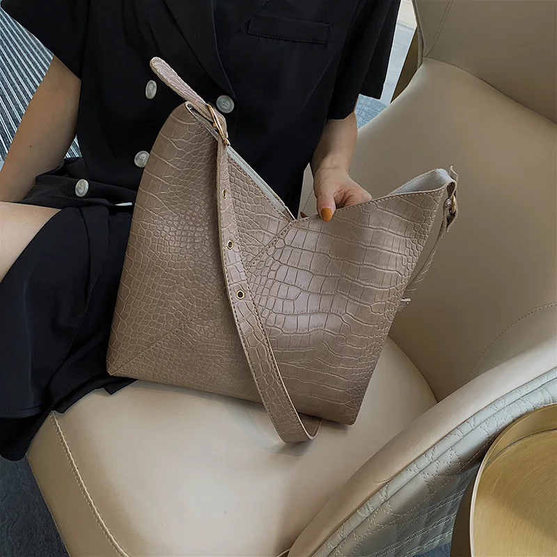 

New Retro Hong Kong Style Big Bag Women's 2019 New Style Fashion Korean-style Versatile Shoulder Bag Fashion Hand Bucket Bag Pic