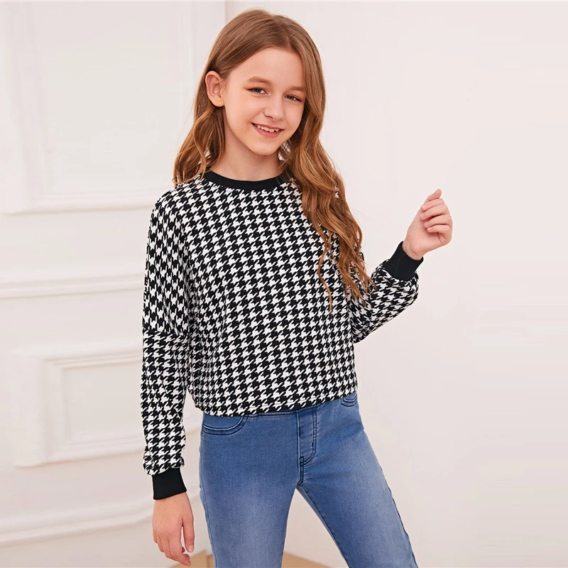 SHEIN Kiddie/Повседневная Толстовка с принтом в черно-белую ломаную клетку; топы для детей; коллекция года; весенние однотонные пуловеры с длинными рукавами и отделкой для подростков