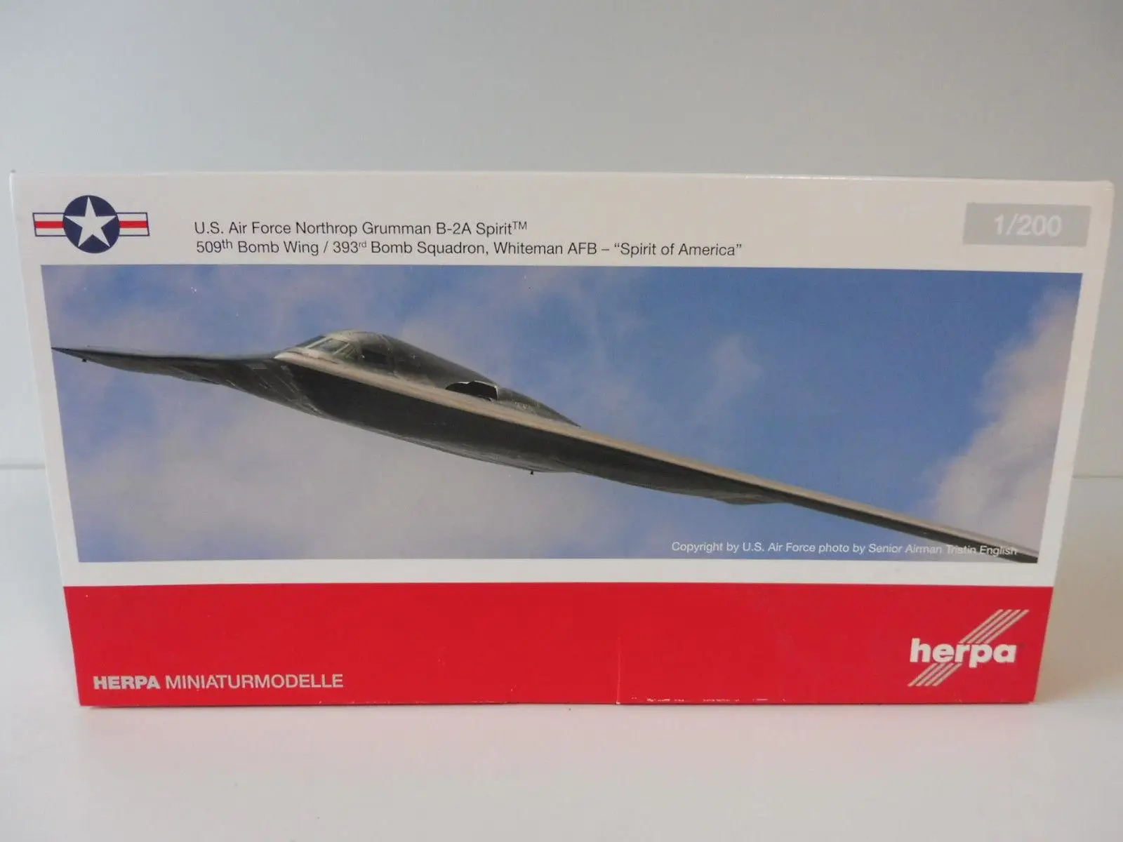 Herpa USAir Force Northrop Grumman B-2A SpiritTM 509th Bomb Wing 393rd Bomb Squadron Whiteman AFB-Spirit of 1/200 Модель литья под давлением