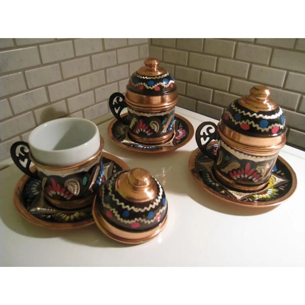 Традиционный медный кофе и кофейная чашка в османском стиле блюдце фарфоре