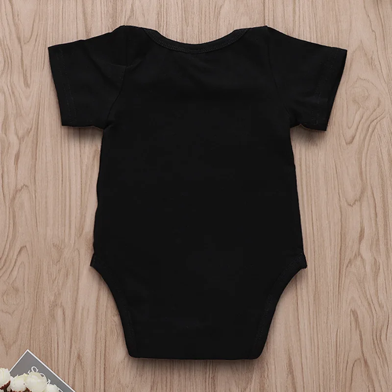 Черные Детские боди с коротким рукавом, маленькие хлопковые комбинезоны для мамы и папы, Милый принт с удачей, для 0-18 месяцев, забавная одежда для новорожденного мальчика и девочки
