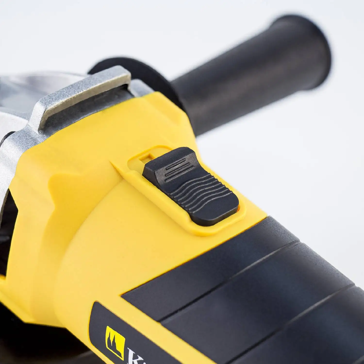 Машина шлифовальная угловая Kolner KAG 125/750 (Мощность 750 Вт, диаметр диска 125 мм, скорость вращения 11000 об/мин, блокировка шпинделя, защита от случайного пуска)