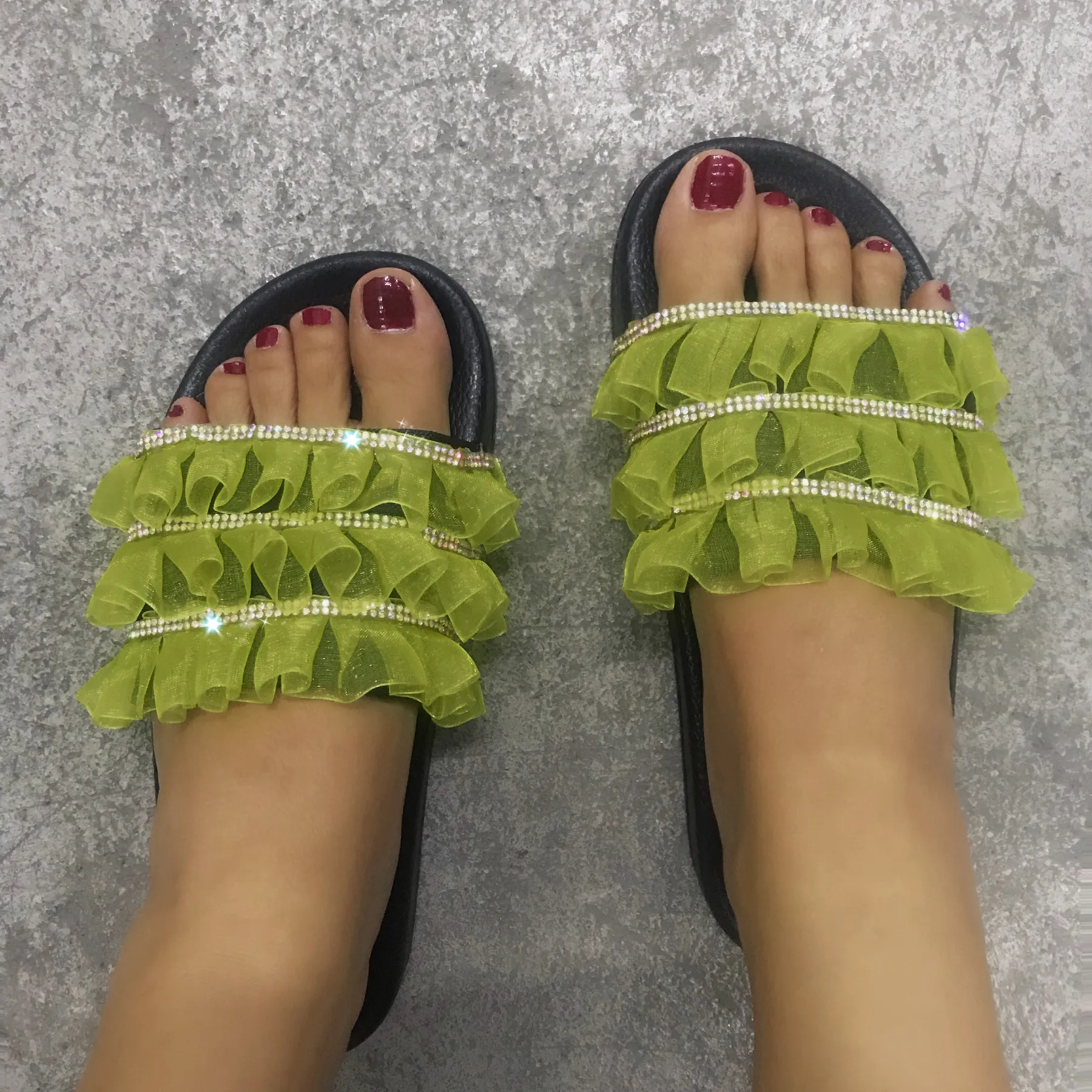 Новое поступление Для женщин Стразы; обувь с блестящими стразами слайд стелька сандалии со шнуровкой на плоской подошве Вьетнамки слипоны Шлёпанцы Летняя обувь