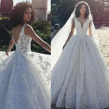 شراءرائع دانتيل كامل مطرز فستان الزفاف مثير V الرقبة بلا ظهر A خط ثوب زفاف مع ذيل محكمة Vestido De Novia
