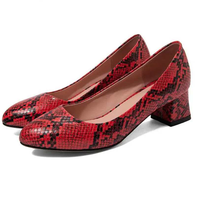 Тонкие туфли со змеиным узором на среднем каблуке с острым носком женские
