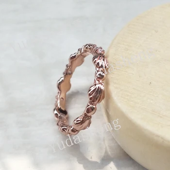 

Shiny shellless ring, the treasure from the deep sea adds a mysterious brilliance to your shape, creating a beach style