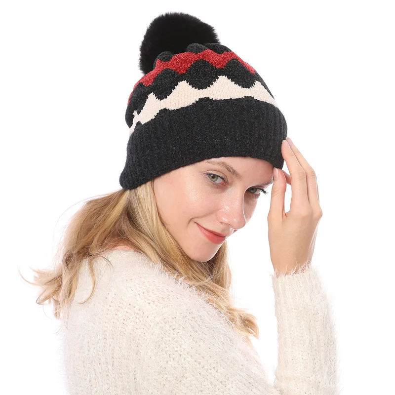GOPLUS вязаная женская шапка в полоску с меховым помпоном, мягкая хлопковая шапка с ворсом, Повседневная плотная теплая шапка, зимние шапки для женщин - Цвет: Черный