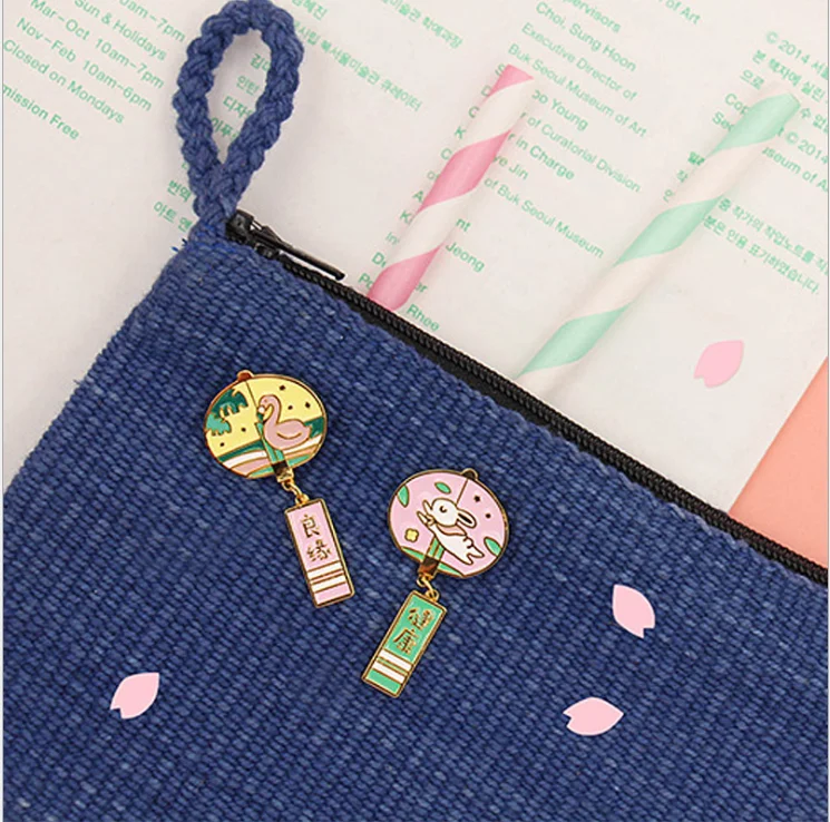 

1 PC 4 CM Cute Badge Enamel Wind Chime Brooch Flamingo Cat Pattern with Good Wishes in Chinese Words Kids T-shirt Bag Jeans Deco