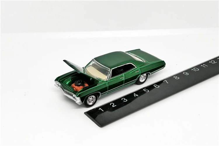 Зеленый светильник 1: 64 Chevrolet Impala Sport Sedan 1967 бутик сплава автомобиля игрушки для детей Детские игрушки модель оптом