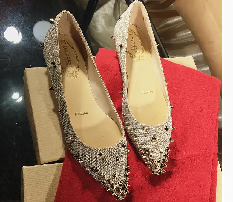 

2019 New womens Flat bottom Rivets Pointed shoes Female Shallow mouth Flat with Internal increase Wedge Sequin Single shoes