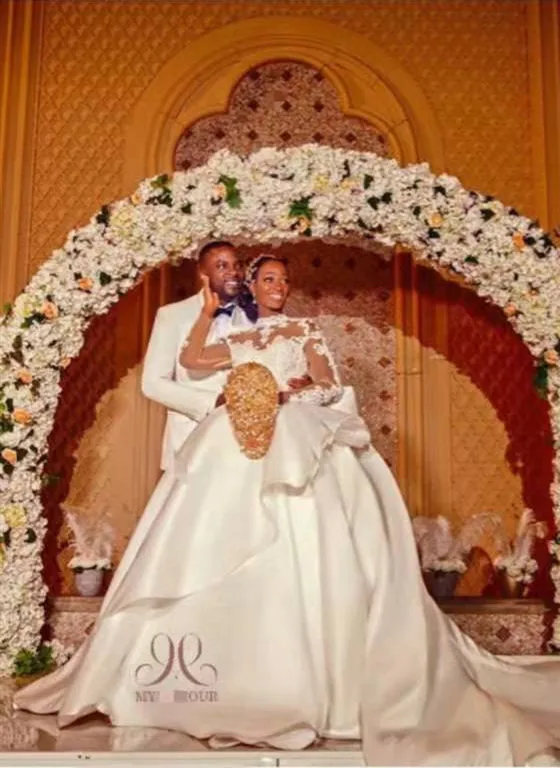 

2019 Fashion Long Sleeve Lace Long Train Ball Gown Wedding Dress Wedding Gown