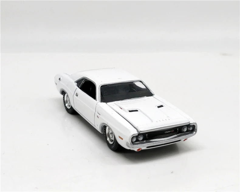 1: 64 зеленый свет Dodge Challenger R/T 1970 белый без коробки