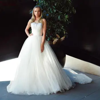 

New Design Feathers Strapless Neck Ball Gown Wedding Dress 2020 Long Train Tulle Bridal Gowns Lace Up Back Free Customized