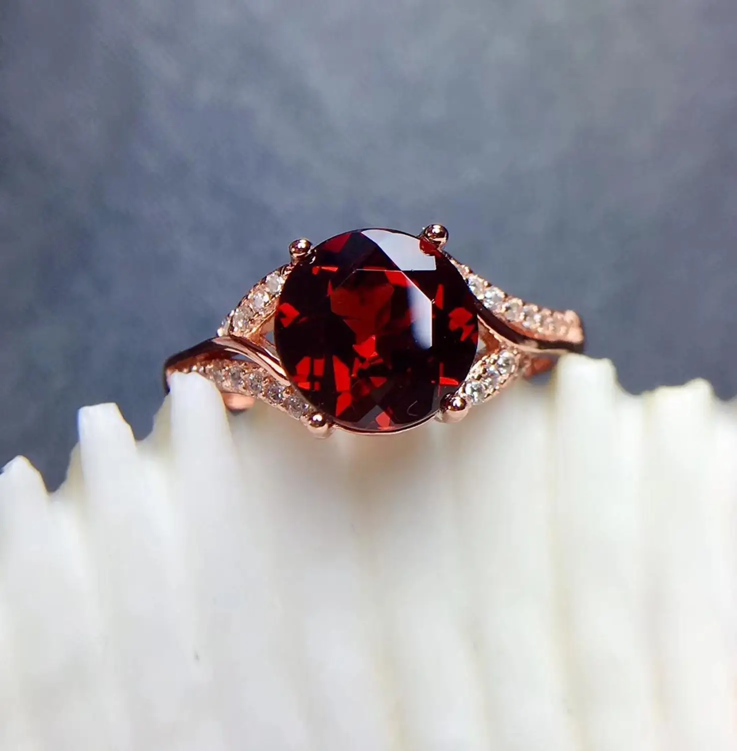 DIZY Solid 925 Sterling Silver Natural Round Red Garnet Ring for Women Wedding Engagement Fine Jewelry