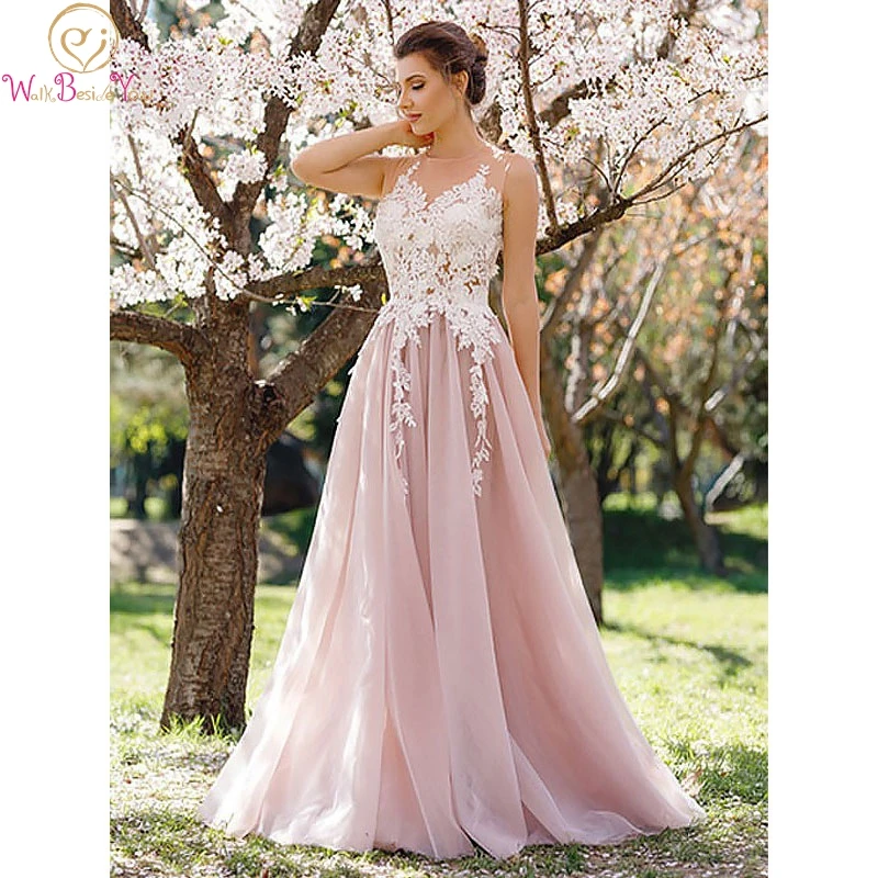 Light Pink Prom Dresses 2020 Elegant Lace Applique Tulle Lange Avondjurk O Hals Mouwloos EEN Lijn Chic Party Lopen naast Je Light Pink Prom Dresses 2020 Elegant Lace Applique Tulle Lange Avondjurk O Hals Mouwloos EEN Lijn Chic Party Lopen naast Je