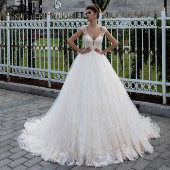 

Traugel Square Collar A Line Lace Wedding Dresses Applique Pearl Sleeveess Button Bride Dress Chapel Train Bridal Gown Plus Size