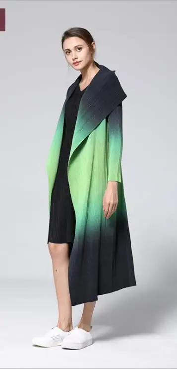 

Miyake Pleated long paragraph autumn and winter new loose casual long-sleeved round neck windbreaker trench free shipping