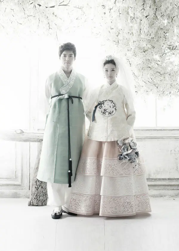 Рисунок 5 - Женское традиционное платье с блестками