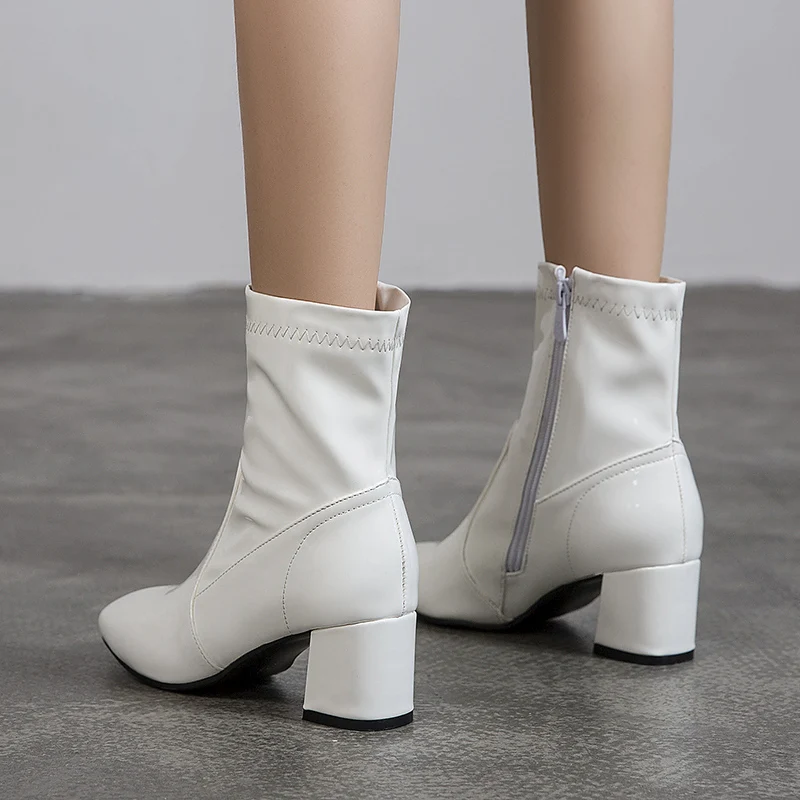 Botines clásicos blancos y negros para mujer, botas cortas de tacón bajo en  bloque, zapatos de charol para mujer, otoño e invierno, talla grande 45 _ -  AliExpress Mobile